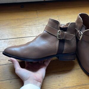 Pre-owned Kenneth Cole Tan Boots with side zip in size 6.